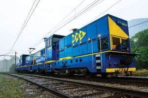 Locomotiva Stadler trafegando na região de Paranapiacaba, em São Paulo