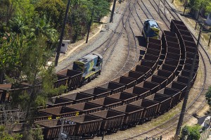 Quatro linhas de vagões de minério de ferro estacionados