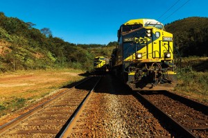 Duas locomotivas MRS em área aberta e num dia ensolarado