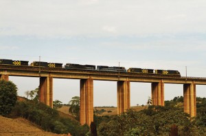 Composição MRS trafegando sobre ponte ferroviária