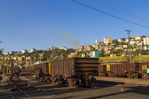 Vagões de minério de ferro estacionados em área da ferrovia